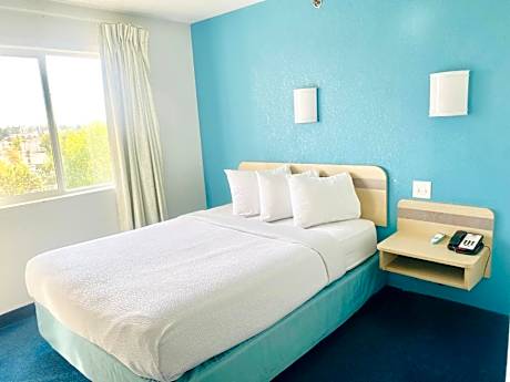 Queen Room - Non-Smoking