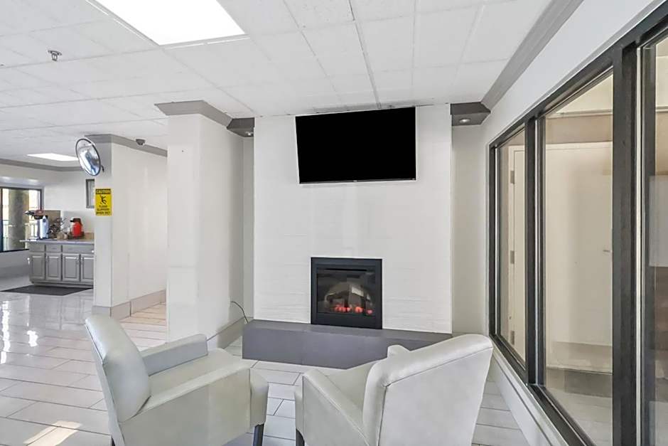 Red Roof Inn & Suites Fayetteville-Fort Bragg