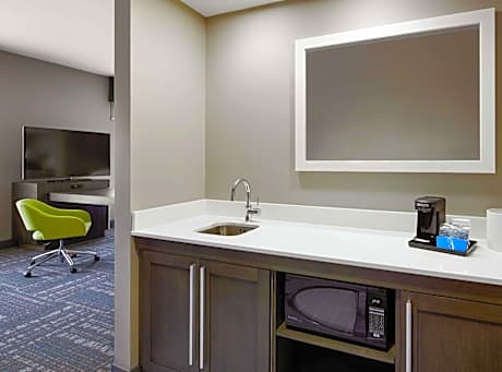 Premium King Suite - Non-Smoking