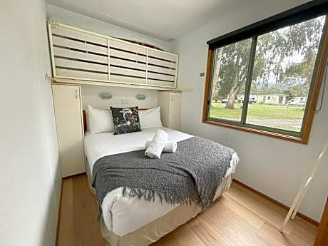Twin Deluxe Cabin (5 Guests)