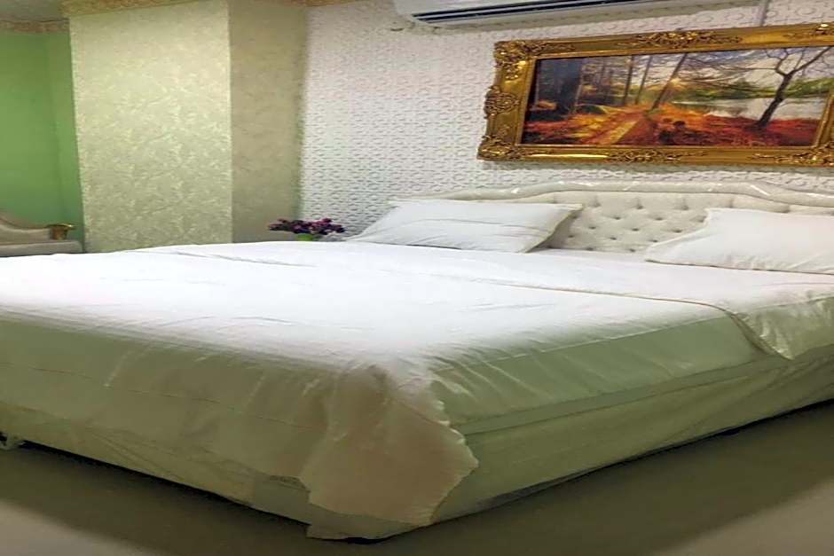 Capital O 141 Golden Rays Hotel