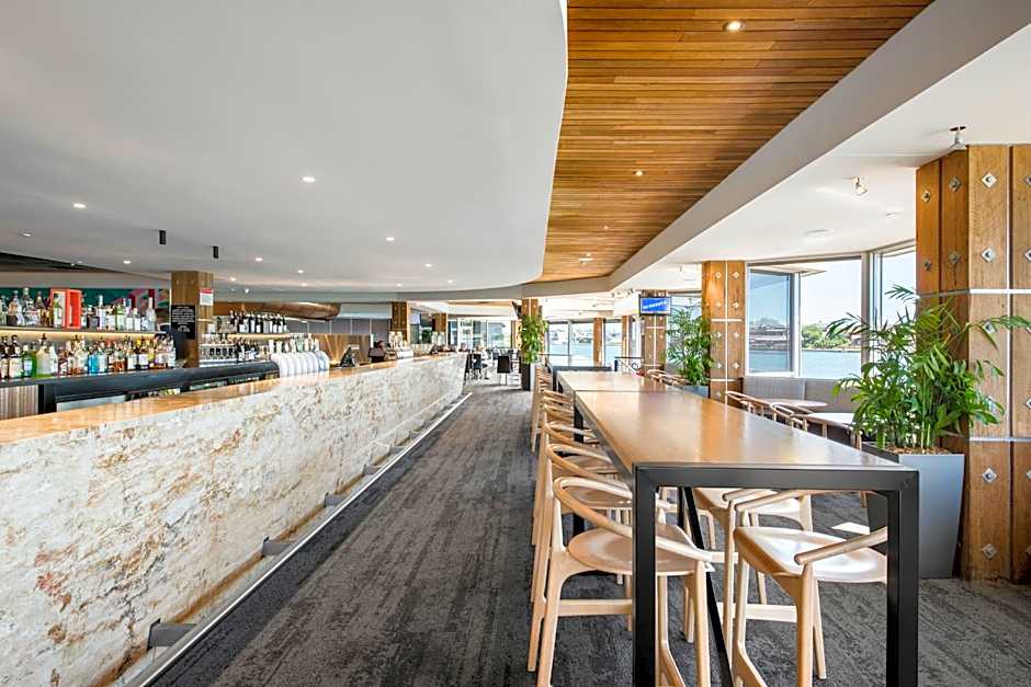 Lakes Hotel