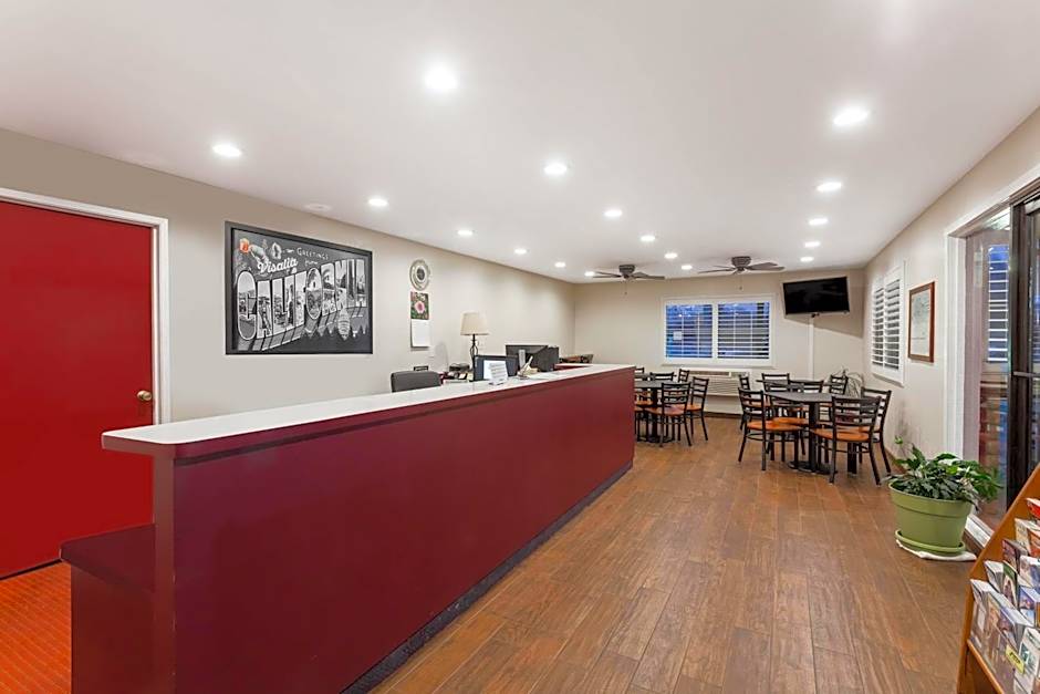 Super 8 by Wyndham Visalia