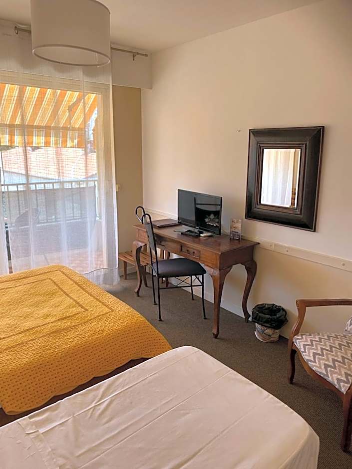Photo 1 of 5 of Triple Room