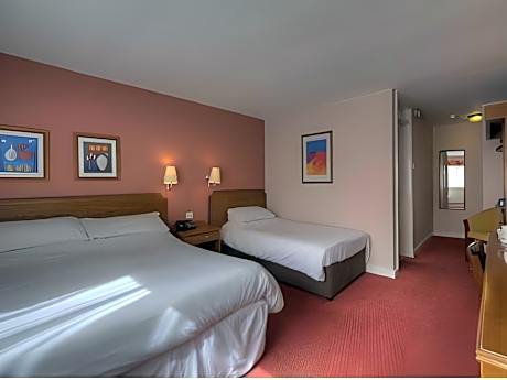 Family Room (2 Adults + 1 Child)