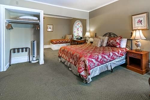 Photo 1 of 2 of King Room with Single Bed