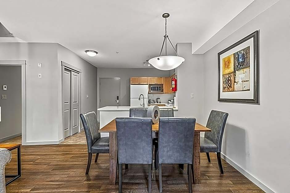 Rocky Mountain Getaway with Outdoor Heated Pool, 3 Hot Tubs, Gym, BBQ, Garage & 24 hour Reception near Banff