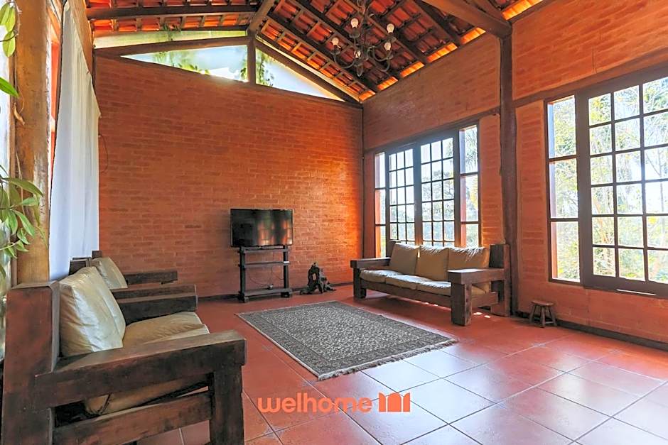 Casa em Cotia com piscina e área de lazer infantil