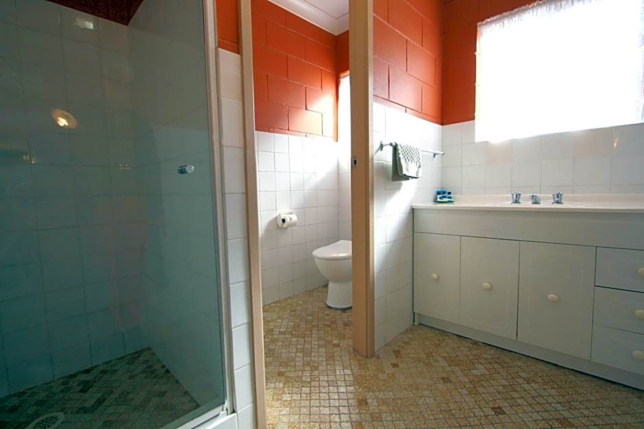 Lake Edge Apartments