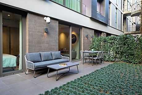 One Bedroom Deluxe Apartment with Garden Access or Terrace and City View