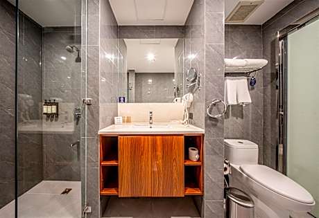 2 Queen Beds Non-Smoking Deluxe Room Safe Deposit Box Wi-Fi Coffee And Tea Maker Full Breakfast