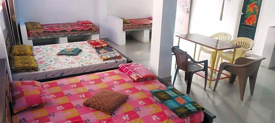 Foto 1 di 6 di 8-Bed Mixed Dormitory Room