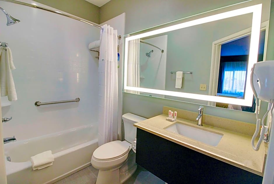 Days Inn & Suites by Wyndham Port Arthur