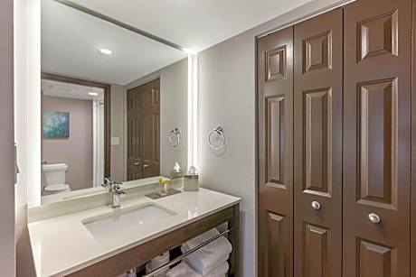 Suite-2 Queen Beds Non-Smoking Separate Bedroom Sofabed Full Kitchen Shower Only Full Breakfast