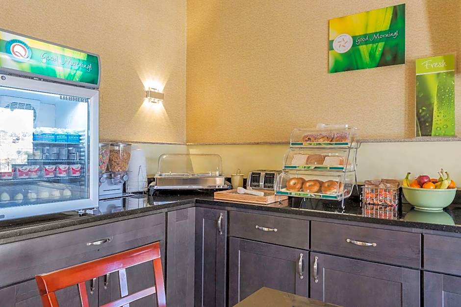 Quality Inn & Suites Pittsburgh Harmarville