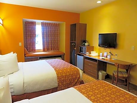 Queen Room with Bath Tub - Mobility Accessible/Non-Smoking