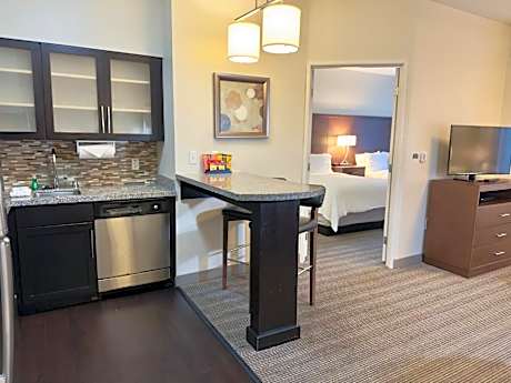 One-Bedroom Queen Suite with Two Queen Beds - Communications Accessible