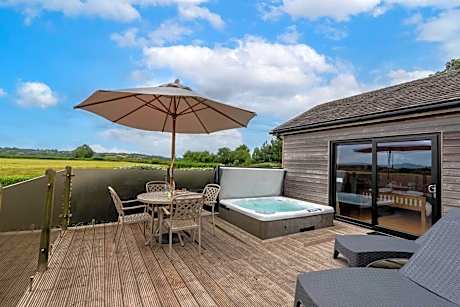 Tor Farm Lodges - Private Hot Tubs, Shared Seasonal Outdoor Pool, Dog Friendly