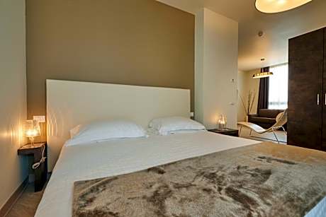 Loft Suite with Kitchen & Pool Access
