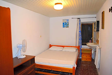Standard Single Room with Shared Bathroom