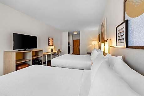 2 Queen  Beds With Sofabed