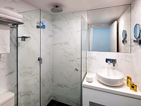 Standard Room 1 Queen Bed