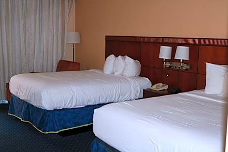 Studio Suite with Two Double Beds - Non-Smoking