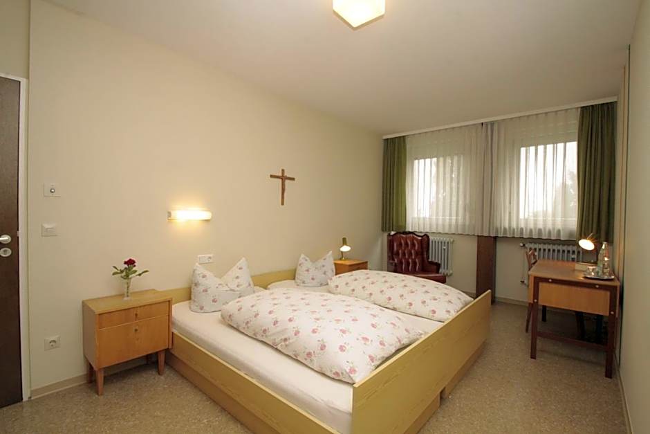 Zdjęcie 1 z 4 — Double or Twin Room with Shared Bathroom