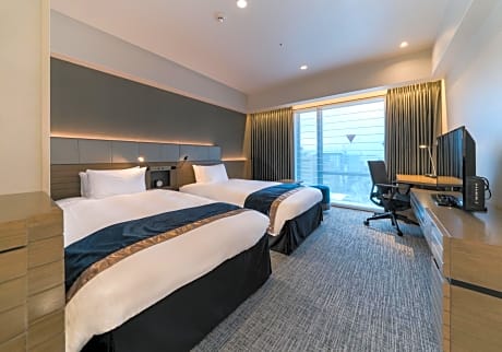 Deluxe Twin Room with Train View - Non-Smoking