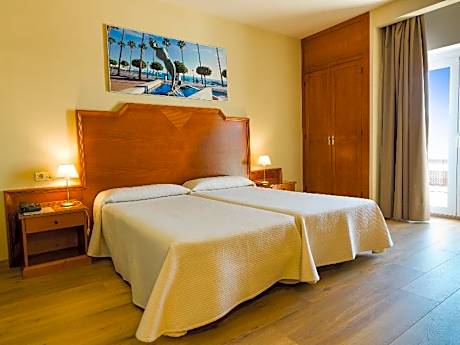 Double Room 1 ADULT + 3 CHILDS