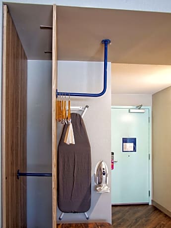 1 King Mobility/Hearing Acc Roll In Shower