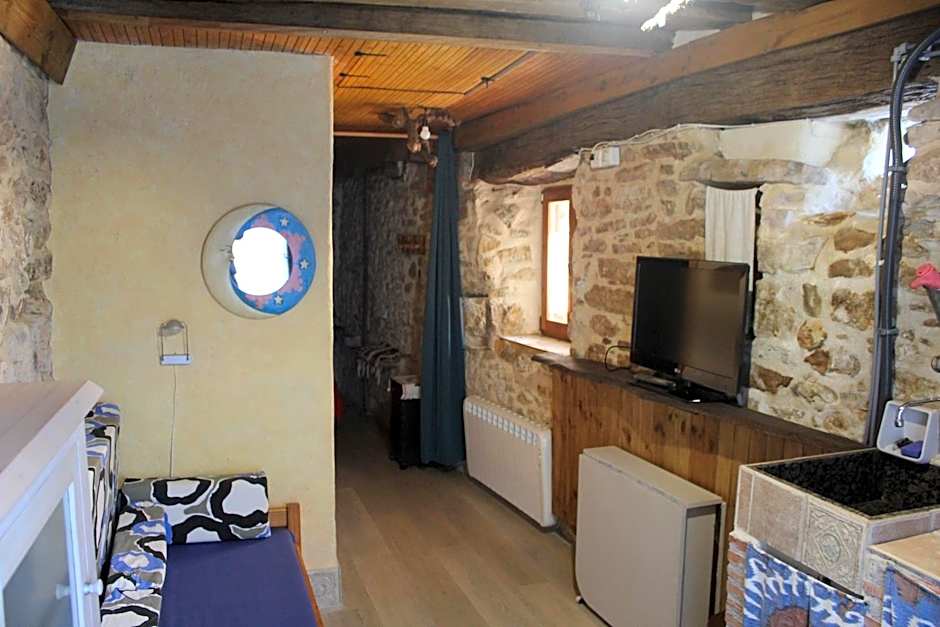 Conjunto Rural la Tejedora. Albergue y estudios familiares.