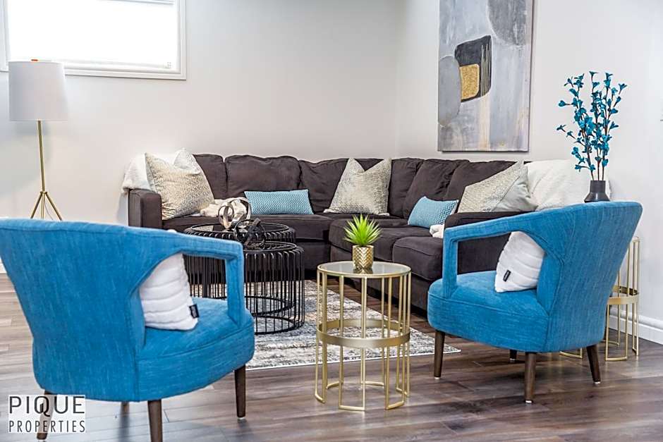 LUXURIOUS 6 Bed Home I Fireplace I near Sports Park I with Double Garage & Fast WiFi!