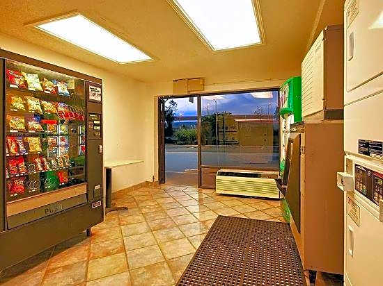 Super 6 Inn & Suites