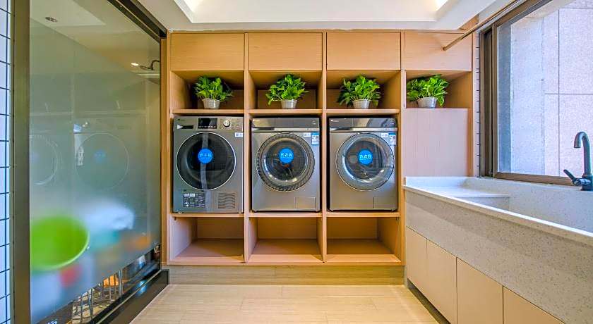 Yiwu Baide Theme Hotel