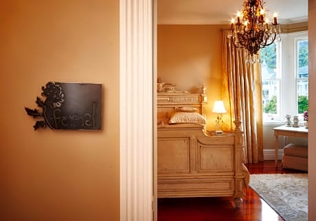 King Suite - Non-Smoking