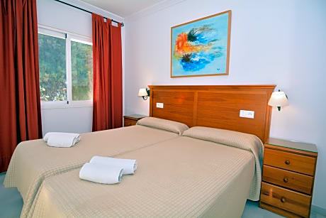 APARTMENT CAPACITY 4 PAX STREET VIEW