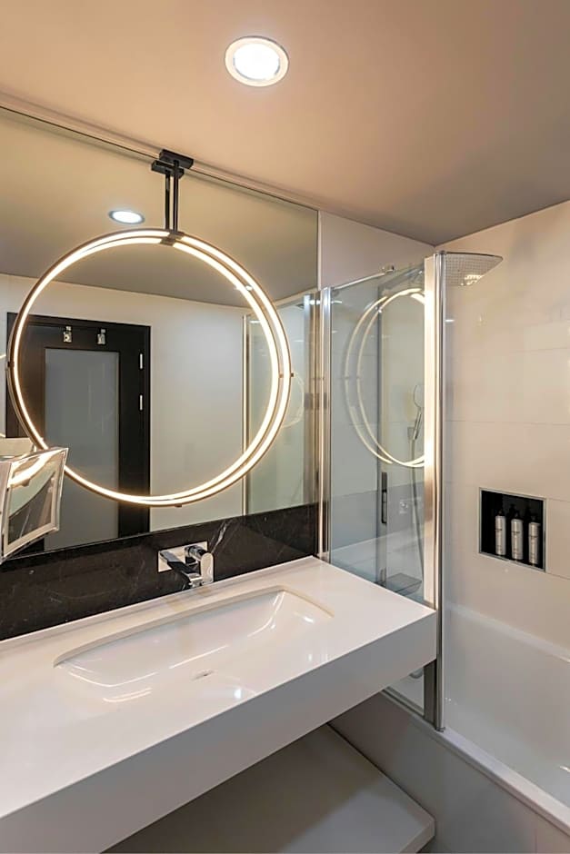 Montcalm East, Autograph Collection