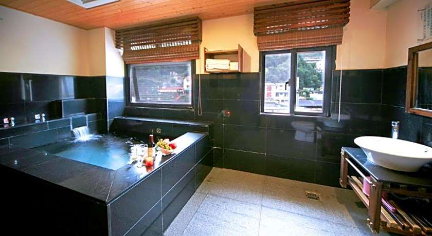 Ming Lu Holiday Hotel