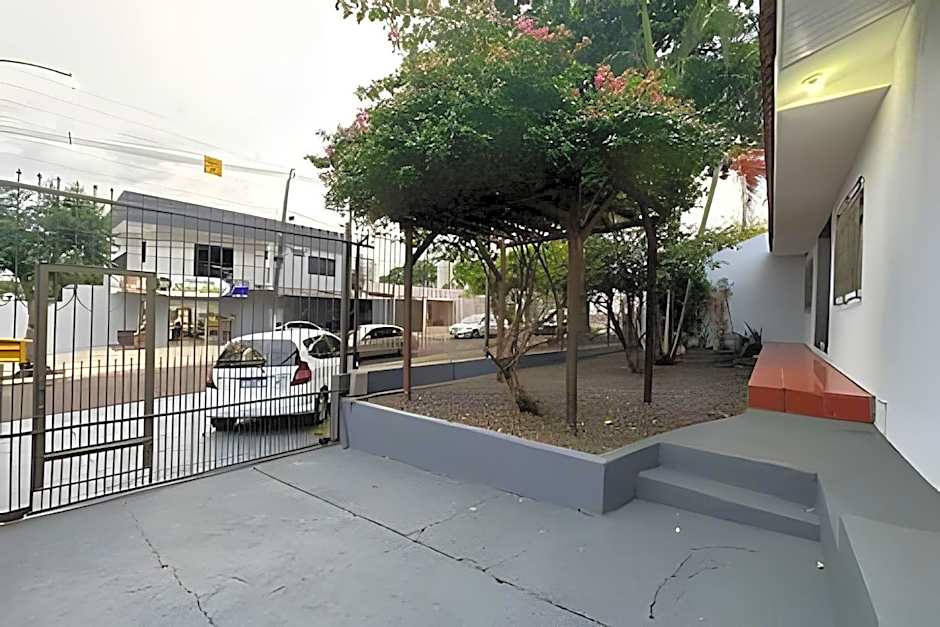 Casa grande - 3 Suítes e Piscina - Próx. ao Centro