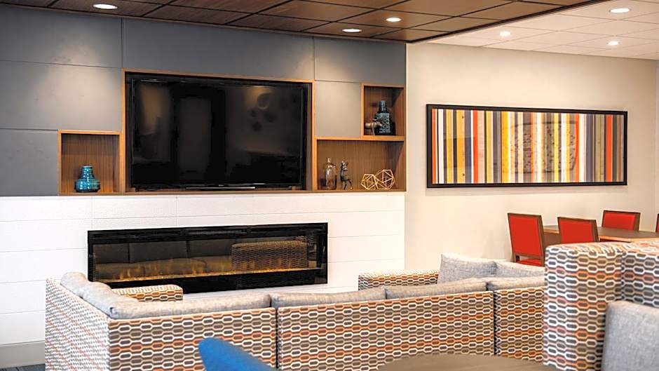 Holiday Inn Express Airdrie By IHG