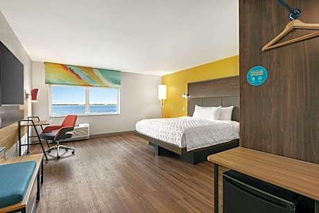 1 King Mobility Accessible W/Roll In Shower