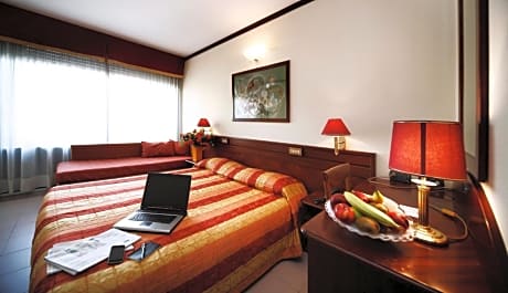 Family Room (2 Adults + 2 Children)