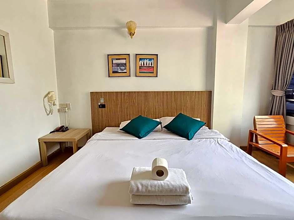 Crown Bts Nana Hotel