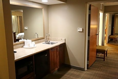 One-Bedroom King Suite with Whirlpool - Non-Smoking 