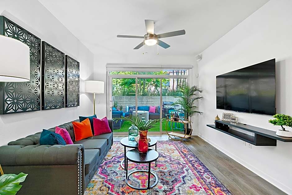 Fairfax District Chic City Oasis 2 BR Apt with Den 136