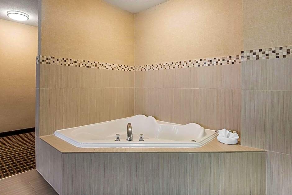 Quality Inn & Suites Windsor