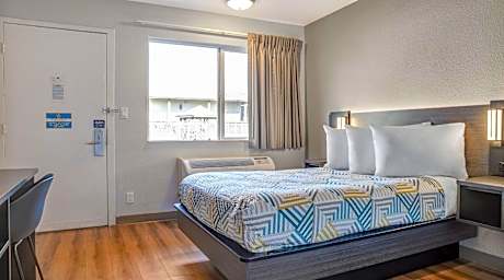 1 Queen Bed | Non-Smoking, Micfridge