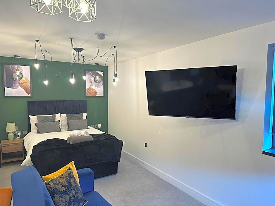 Adam Court Apartments - PE1 - Contractor Friendly - Choice of Studios or 1 Bed Apartments - Free Parking - Sofa Beds - Sky TV - Full Kitchen - Washer Dryer - WiFi