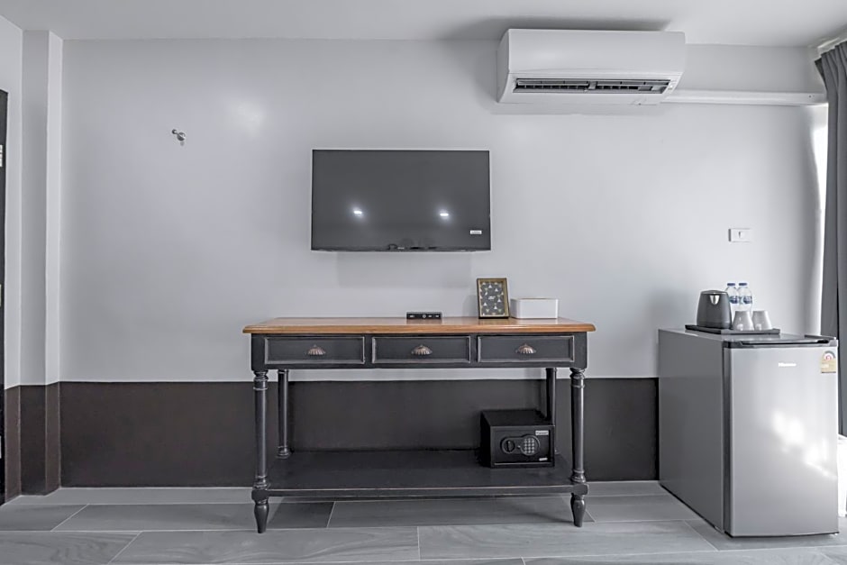 Blu Monkey Boutique Bangsaen